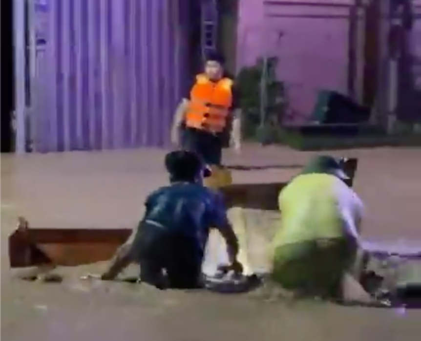 Người dân chờ vớt tài sản bị nước lũ cuốn trôi trong đêm - Ảnh 4. Người dân chờ vớt tài sản bị nước lũ cuốn trôi trong đêm - Ảnh 4.