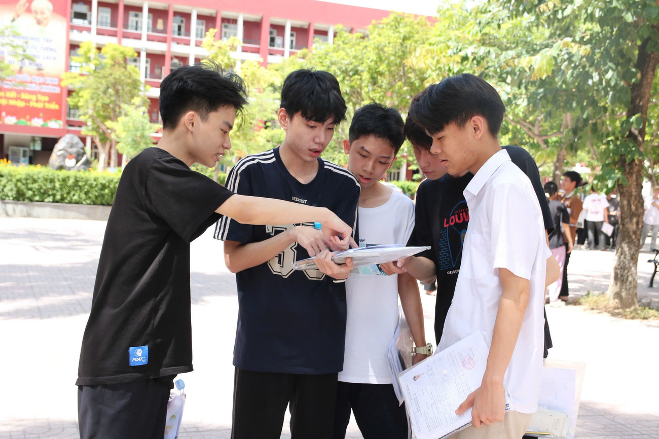 Thí sinh trúng tuyển 'nguyện vọng tràn' lớp 10 Hà Nội cao nhất lên tới 23,5 điểm, có trường chưa tuyển đủ chỉ tiêu - Ảnh 1.