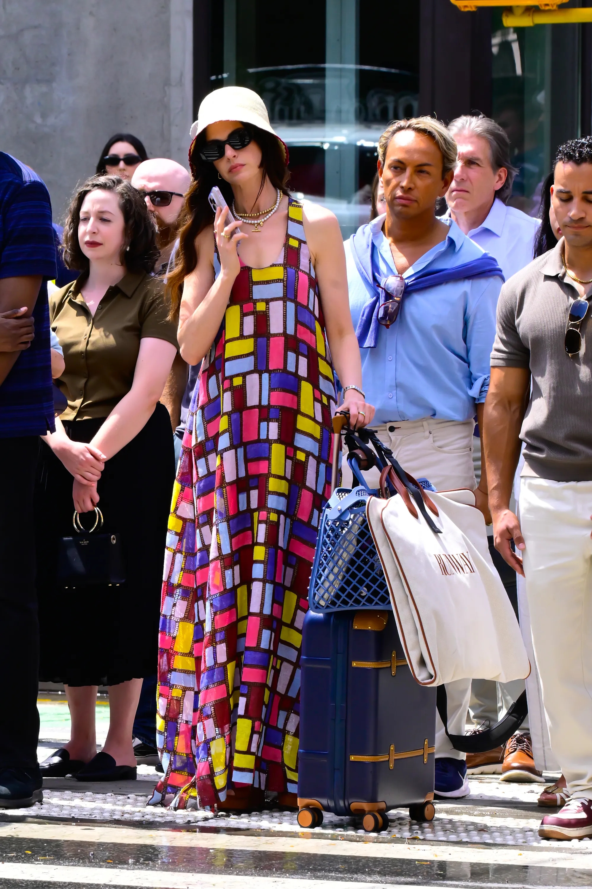 Anne Hathaway trong The Devil Wears Prada phần 2: Tuổi 43 slay điên đảo, mới nhá hàng vài bộ cánh mà bộ nào cũng chất - Ảnh 6. Anne Hathaway trong The Devil Wears Prada phần 2: Tuổi 43 slay điên đảo, mới nhá hàng vài bộ cánh mà bộ nào cũng chất - Ảnh 6.