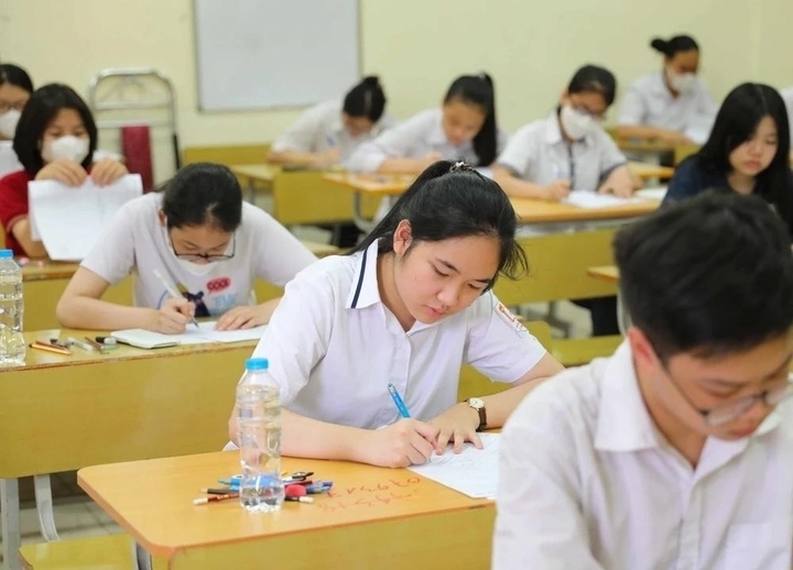 Thêm hơn 1.100 học sinh Hà Nội được tuyển vào lớp 10 trường công lập - Ảnh 1. Thêm hơn 1.100 học sinh Hà Nội được tuyển vào lớp 10 trường công lập - Ảnh 1.