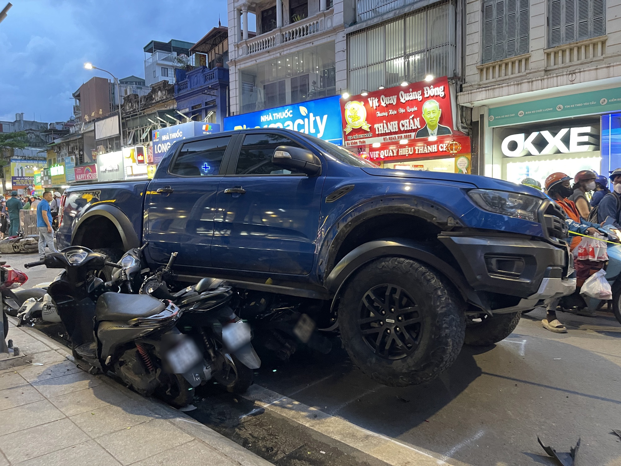 Người dân hoảng hốt kể lại vụ ô tô chồm lên loạt xe máy trên phố Khâm Thiên: "Một người đi xe máy phải nhảy khỏi xe để tránh" - Ảnh 2. Người dân hoảng hốt kể lại vụ ô tô chồm lên loạt xe máy trên phố Khâm Thiên: "Một người đi xe máy phải nhảy khỏi xe để tránh" - Ảnh 2.