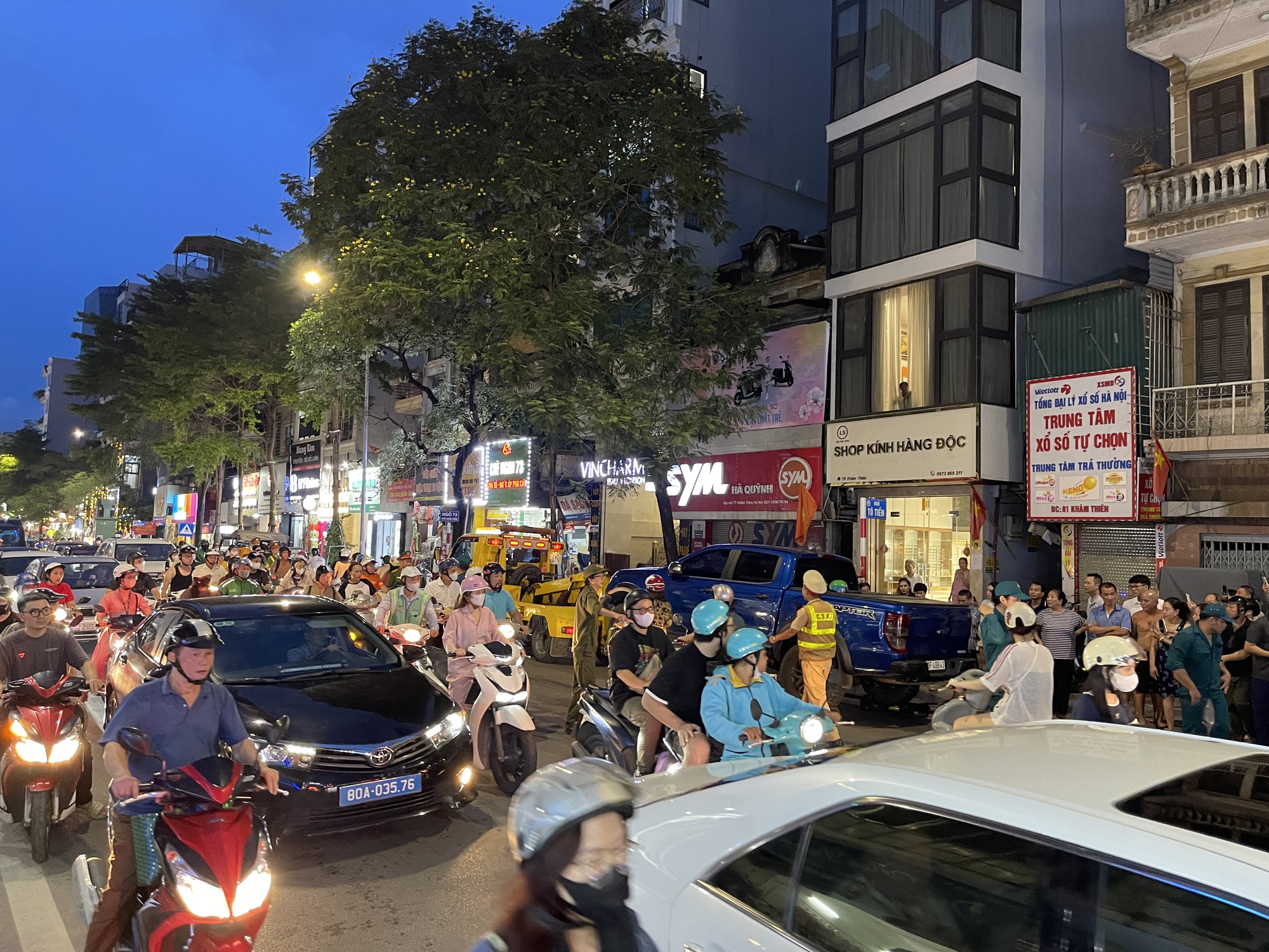 Người dân hoảng hốt kể lại vụ ô tô chồm lên loạt xe máy trên phố Khâm Thiên: "Một người đi xe máy phải nhảy khỏi xe để tránh" - Ảnh 4. Người dân hoảng hốt kể lại vụ ô tô chồm lên loạt xe máy trên phố Khâm Thiên: "Một người đi xe máy phải nhảy khỏi xe để tránh" - Ảnh 4.