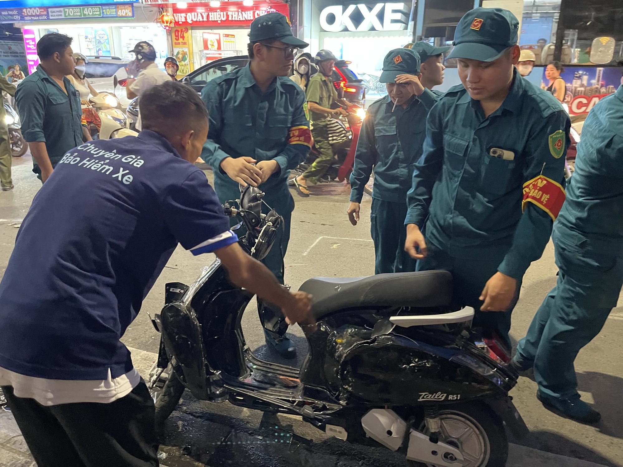 Người dân hoảng hốt kể lại vụ ô tô chồm lên loạt xe máy trên phố Khâm Thiên: "Một người đi xe máy phải nhảy khỏi xe để tránh" - Ảnh 5. Người dân hoảng hốt kể lại vụ ô tô chồm lên loạt xe máy trên phố Khâm Thiên: "Một người đi xe máy phải nhảy khỏi xe để tránh" - Ảnh 5.