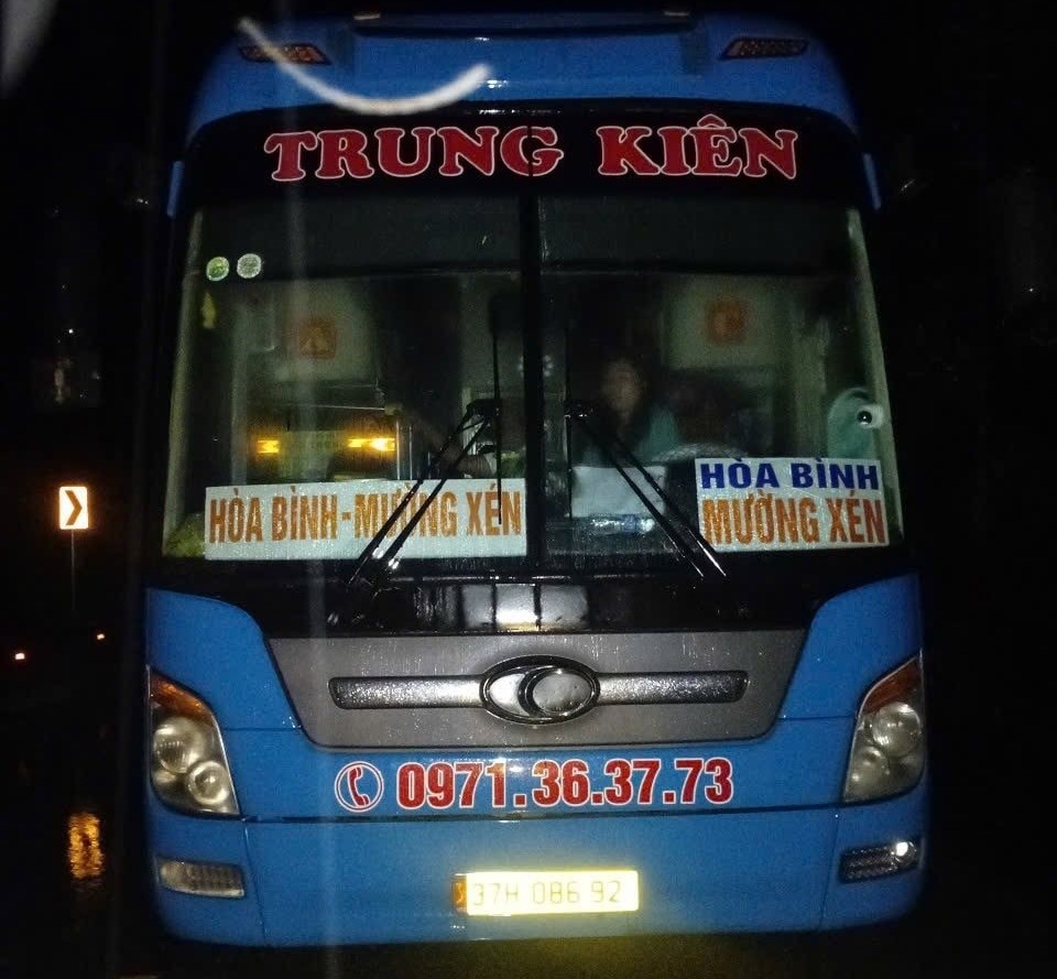Xe khách chở 20 người mắc kẹt do lũ, nhà xe cầu cứu nhiều giờ- Ảnh 1.