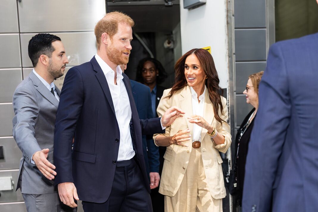 Vợ chồng Harry - Meghan bị Netflix &quot;quay xe&quot;: Hết thời thật rồi?- Ảnh 1.