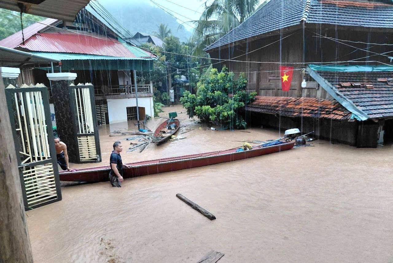Người dân chờ vớt tài sản bị nước lũ cuốn trôi trong đêm - Ảnh 7. Người dân chờ vớt tài sản bị nước lũ cuốn trôi trong đêm - Ảnh 7.