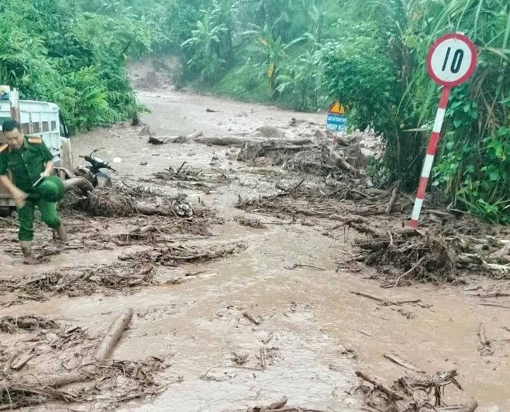 Người dân chờ vớt tài sản bị nước lũ cuốn trôi trong đêm - Ảnh 6. Người dân chờ vớt tài sản bị nước lũ cuốn trôi trong đêm - Ảnh 6.
