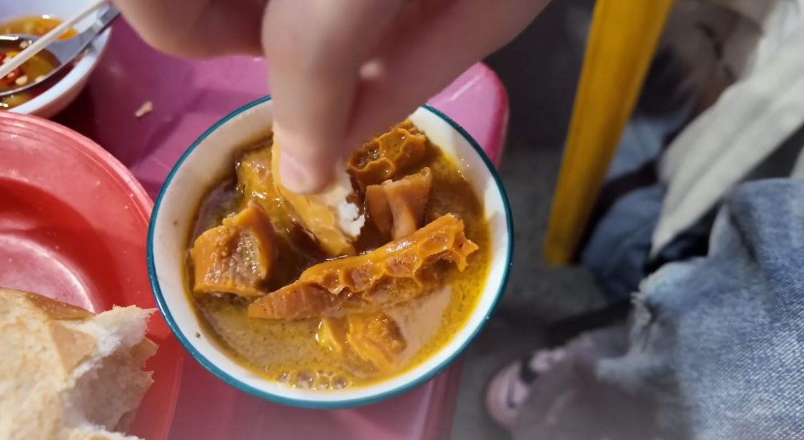 Khách Trung Quốc ngây ngất trước 1 món ăn vỉa hè ở Việt Nam, vét sạch bát không còn một giọt - Ảnh 2. Khách Trung Quốc ngây ngất trước 1 món ăn vỉa hè ở Việt Nam, vét sạch bát không còn một giọt - Ảnh 2.