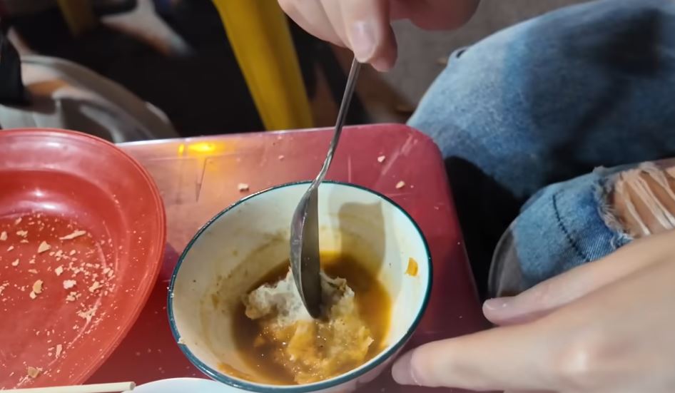 Khách Trung Quốc ngây ngất trước 1 món ăn vỉa hè ở Việt Nam, vét sạch bát không còn một giọt - Ảnh 4. Khách Trung Quốc ngây ngất trước 1 món ăn vỉa hè ở Việt Nam, vét sạch bát không còn một giọt - Ảnh 4.