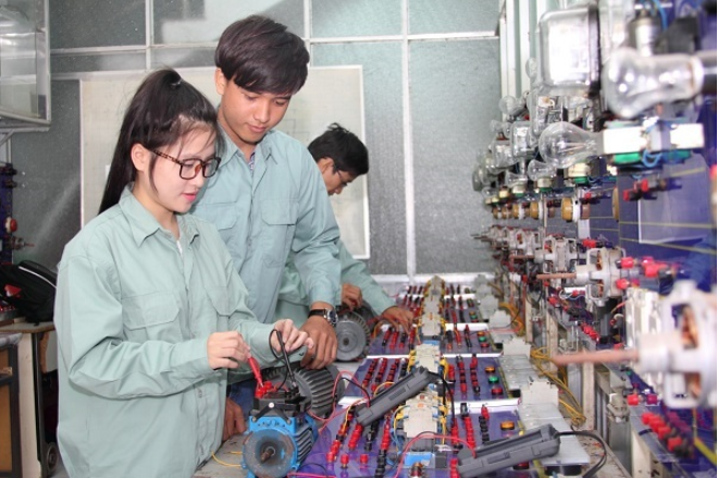 Nhóm ngành học cực hot nhưng thiếu nhiều nhân lực chất lượng cao: Bộ GDĐT đề xuất trợ cấp 3,6 triệu/tháng, loạt trường đại học giảm học phí để hút nhân tài - Ảnh 1. Nhóm ngành học cực hot nhưng thiếu nhiều nhân lực chất lượng cao: Bộ GDĐT đề xuất trợ cấp 3,6 triệu/tháng, loạt trường đại học giảm học phí để hút nhân tài - Ảnh 1.