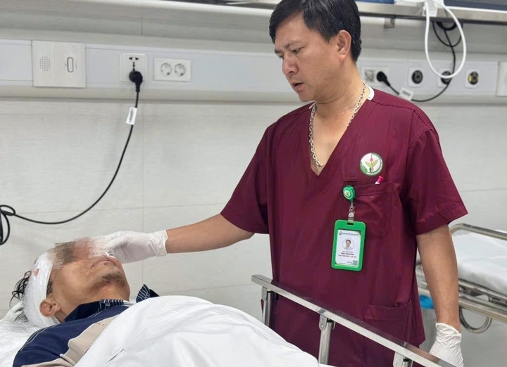 Ô tô bán tải tông liên hoàn ở Hà Nội: Sức khoẻ nạn nhân giờ ra sao? - Ảnh 1. Ô tô bán tải tông liên hoàn ở Hà Nội: Sức khoẻ nạn nhân giờ ra sao? - Ảnh 1.