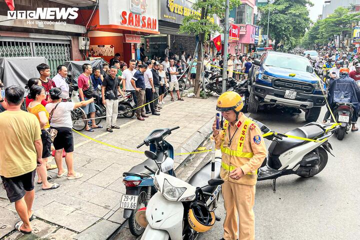 Xe bán tải tông liên hoàn xe máy ở Hà Nội: Nạn nhân kể phút thoát chết thần kỳ - Ảnh 4. Xe bán tải tông liên hoàn xe máy ở Hà Nội: Nạn nhân kể phút thoát chết thần kỳ - Ảnh 4.