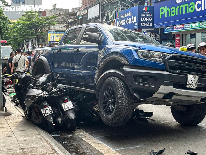 Xe bán tải tông liên hoàn xe máy ở Hà Nội: Nạn nhân kể phút thoát chết thần kỳ - Ảnh 2. Xe bán tải tông liên hoàn xe máy ở Hà Nội: Nạn nhân kể phút thoát chết thần kỳ - Ảnh 2.
