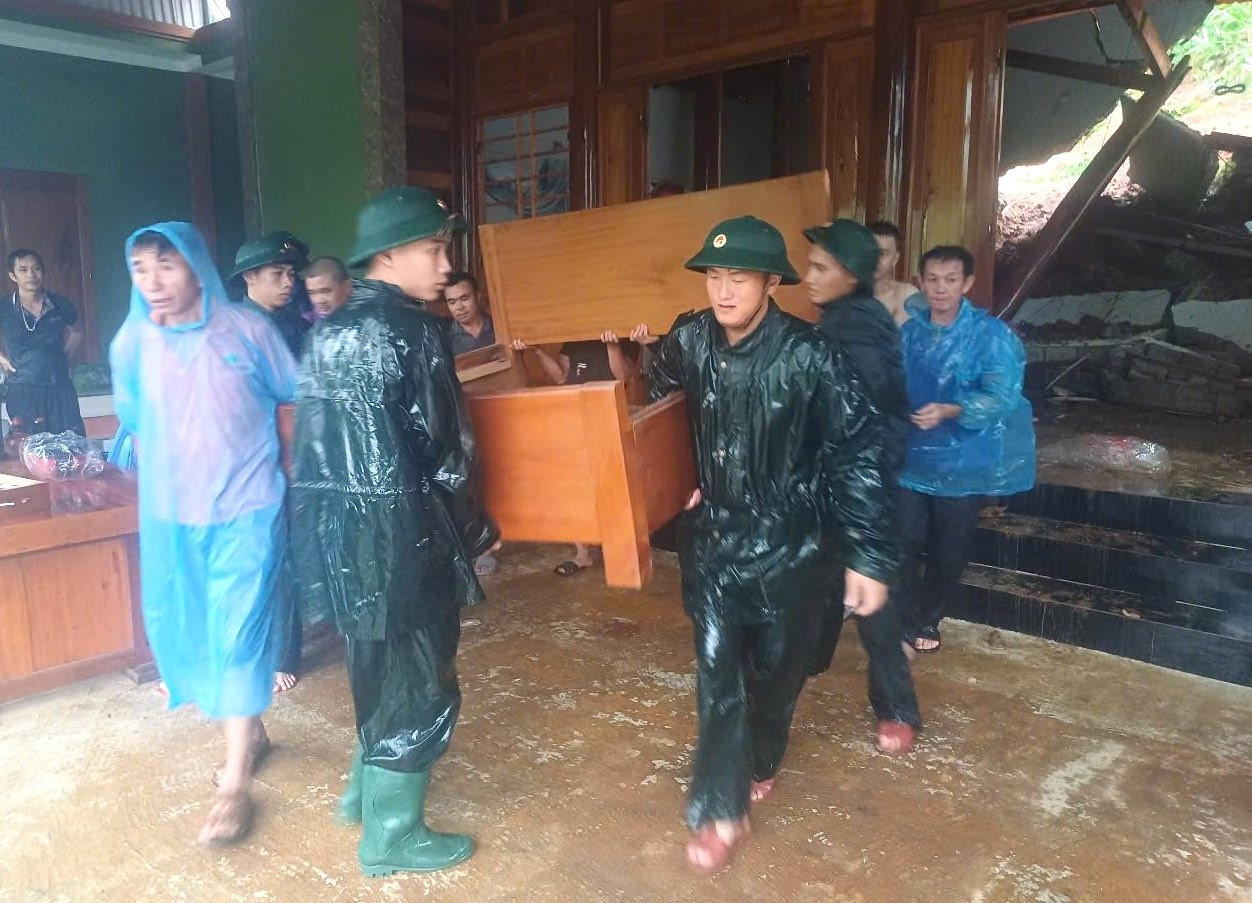 Người dân chờ vớt tài sản bị nước lũ cuốn trôi trong đêm - Ảnh 16. Người dân chờ vớt tài sản bị nước lũ cuốn trôi trong đêm - Ảnh 16.
