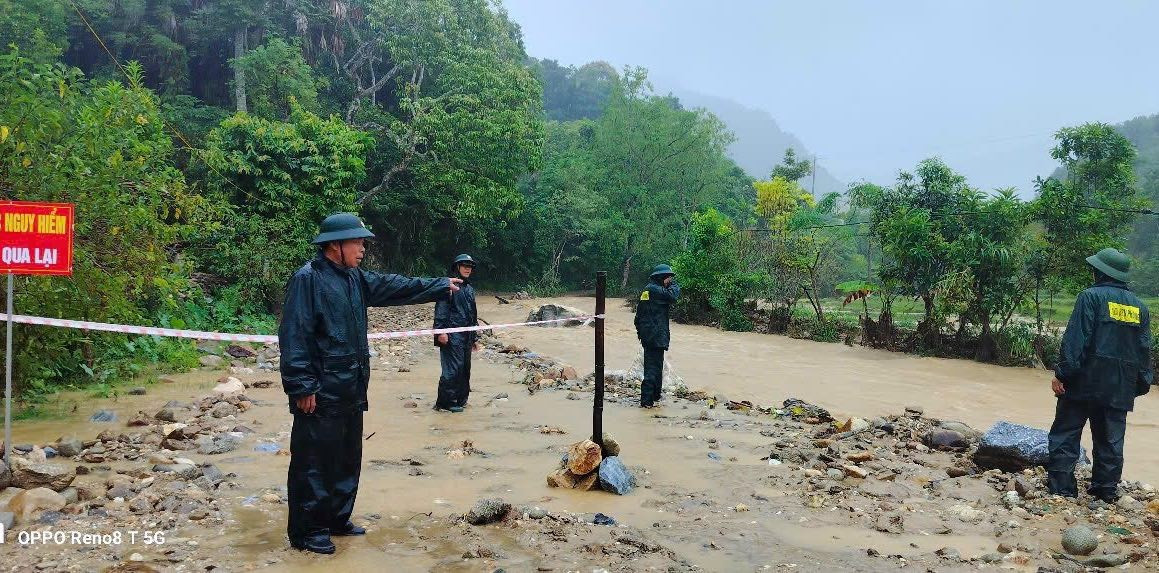 Người dân chờ vớt tài sản bị nước lũ cuốn trôi trong đêm - Ảnh 13. Người dân chờ vớt tài sản bị nước lũ cuốn trôi trong đêm - Ảnh 13.