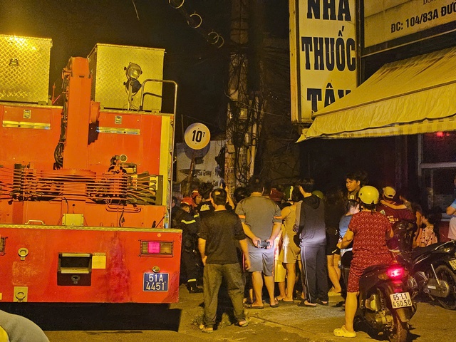 Cận cảnh hiện trường vụ cháy 1.000m² kho phế liệu tại Hóc Môn, khói lửa bao trùm cả khu vực - Ảnh 3. Cận cảnh hiện trường vụ cháy 1.000m² kho phế liệu tại Hóc Môn, khói lửa bao trùm cả khu vực - Ảnh 3.