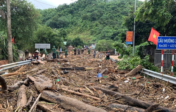 Miền núi Nghệ An tan hoang sau lũ - Ảnh 5. Miền núi Nghệ An tan hoang sau lũ - Ảnh 5.
