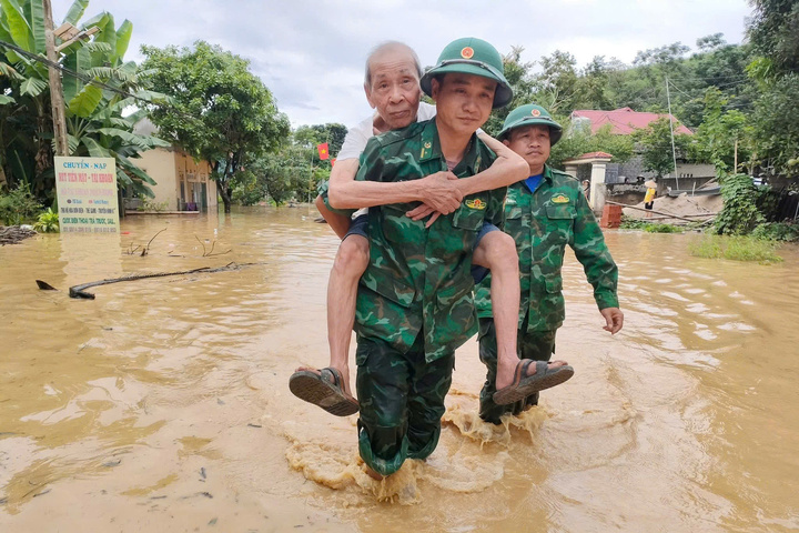 Miền núi Nghệ An tan hoang sau lũ - Ảnh 2. Miền núi Nghệ An tan hoang sau lũ - Ảnh 2.