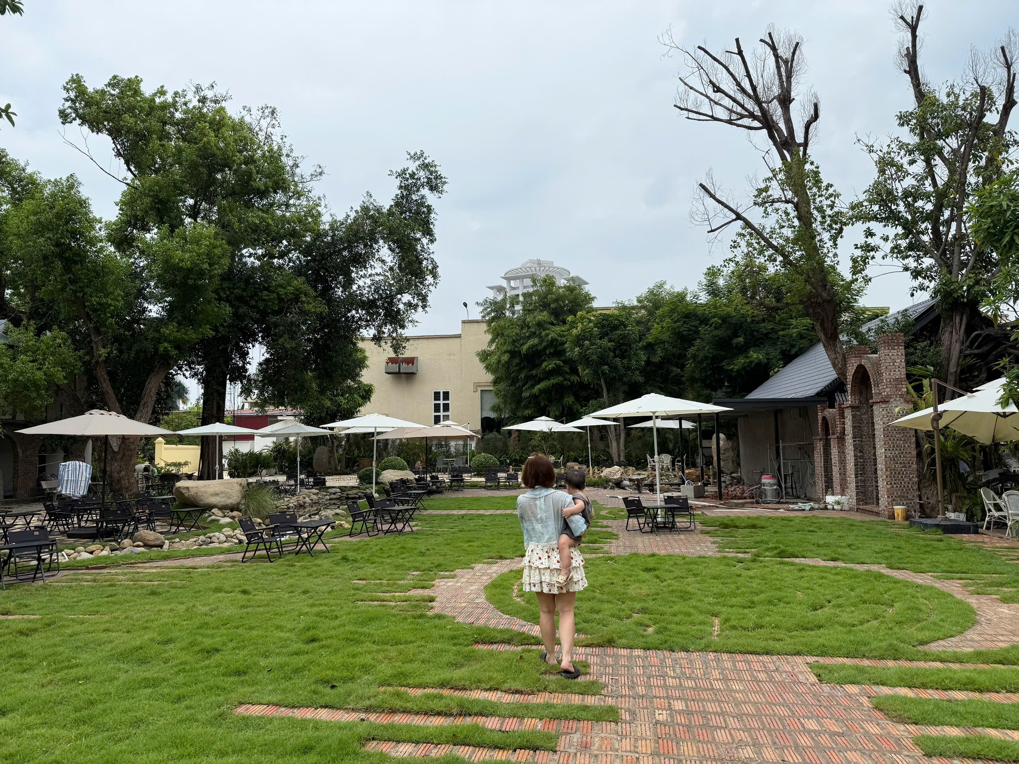 Check quán cafe "vibe" rừng nhiệt đới, rộng như khu sinh thái giữa Hải Phòng: Con chơi cả ngày không chán, mẹ "hết hơi" nhưng có đầy ảnh chill- Ảnh 1. Check quán cafe "vibe" rừng nhiệt đới, rộng như khu sinh thái giữa Hải Phòng: Con chơi cả ngày không chán, mẹ "hết hơi" nhưng có đầy ảnh chill- Ảnh 1.