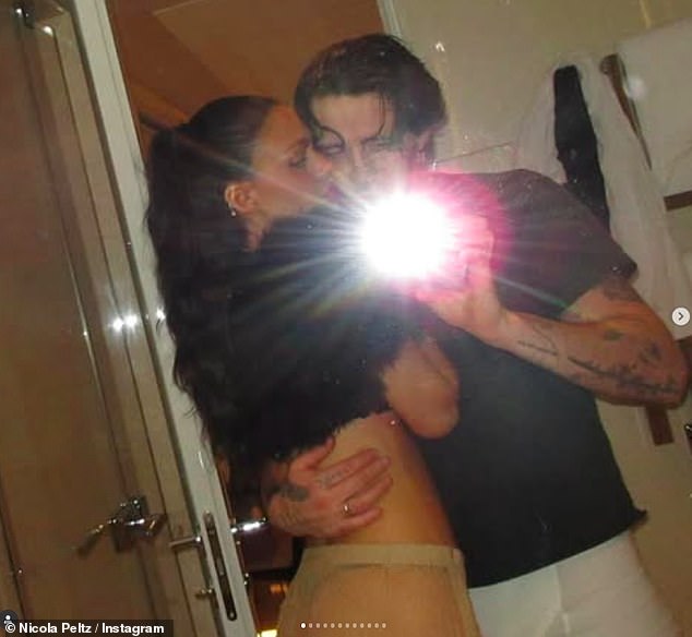 Sau loạt ảnh bán nude gây sốc, dâu cả nhà Beckham lại lộ ảnh gợi cảm giữa drama gia đình- Ảnh 2. Sau loạt ảnh bán nude gây sốc, dâu cả nhà Beckham lại lộ ảnh gợi cảm giữa drama gia đình- Ảnh 2.