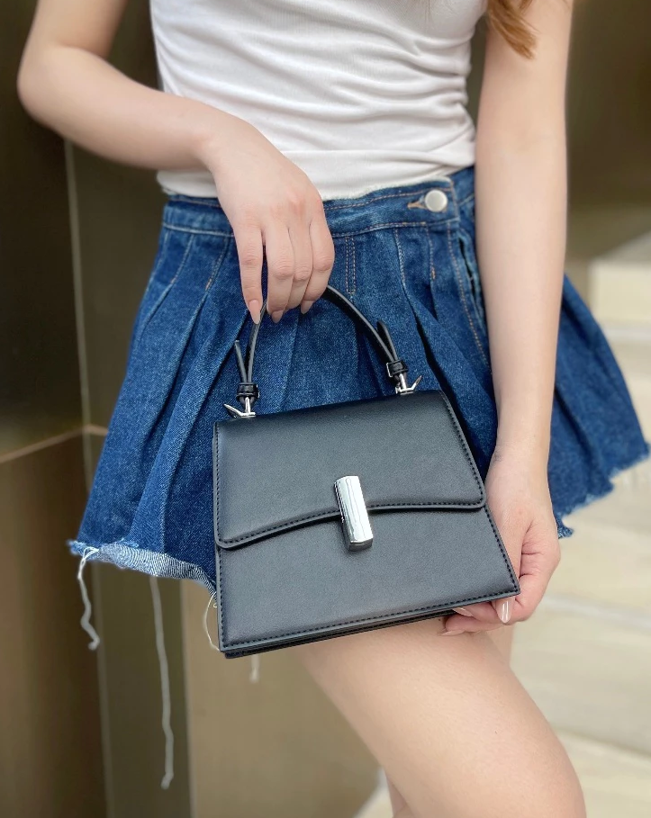 Mẹ Lisa gây choáng khi mang túi Hermès đắt đỏ - Ảnh 9.