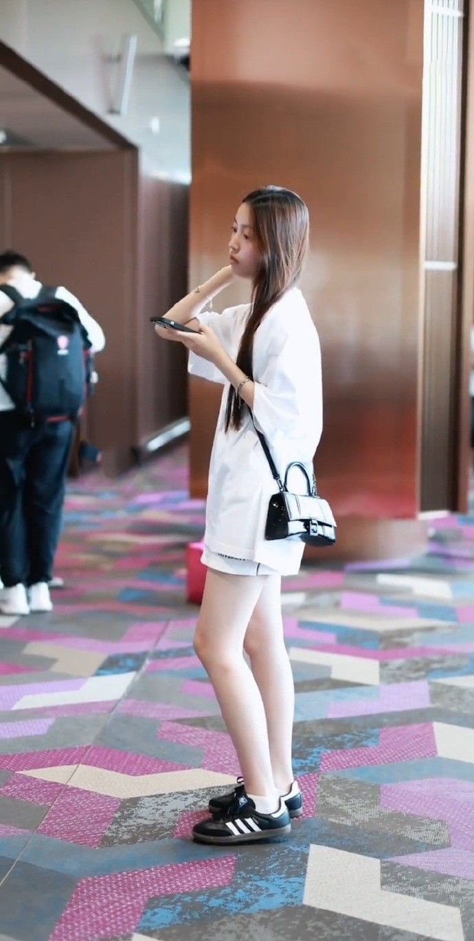 f51e75f68b24400bb89bcfcb09570095tplv-tt-origin-webgif-17533363573851343508683-1753339362727-17533393628041414717609.jpeg