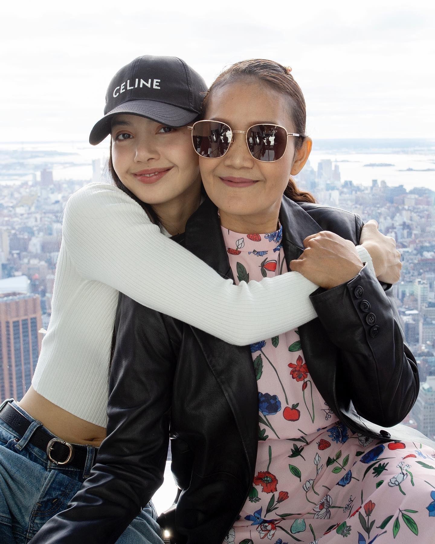 Mẹ Lisa gây choáng khi mang túi Hermès đắt đỏ - Ảnh 1.