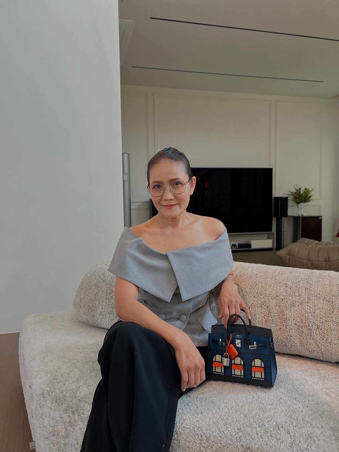 Mẹ Lisa gây choáng khi mang túi Hermès đắt đỏ - Ảnh 5.