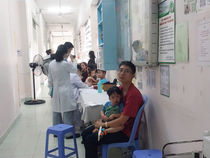Ca sốt xuất huyết nặng tăng mạnh, bệnh viện TP.HCM kê thêm giường - Ảnh 1.