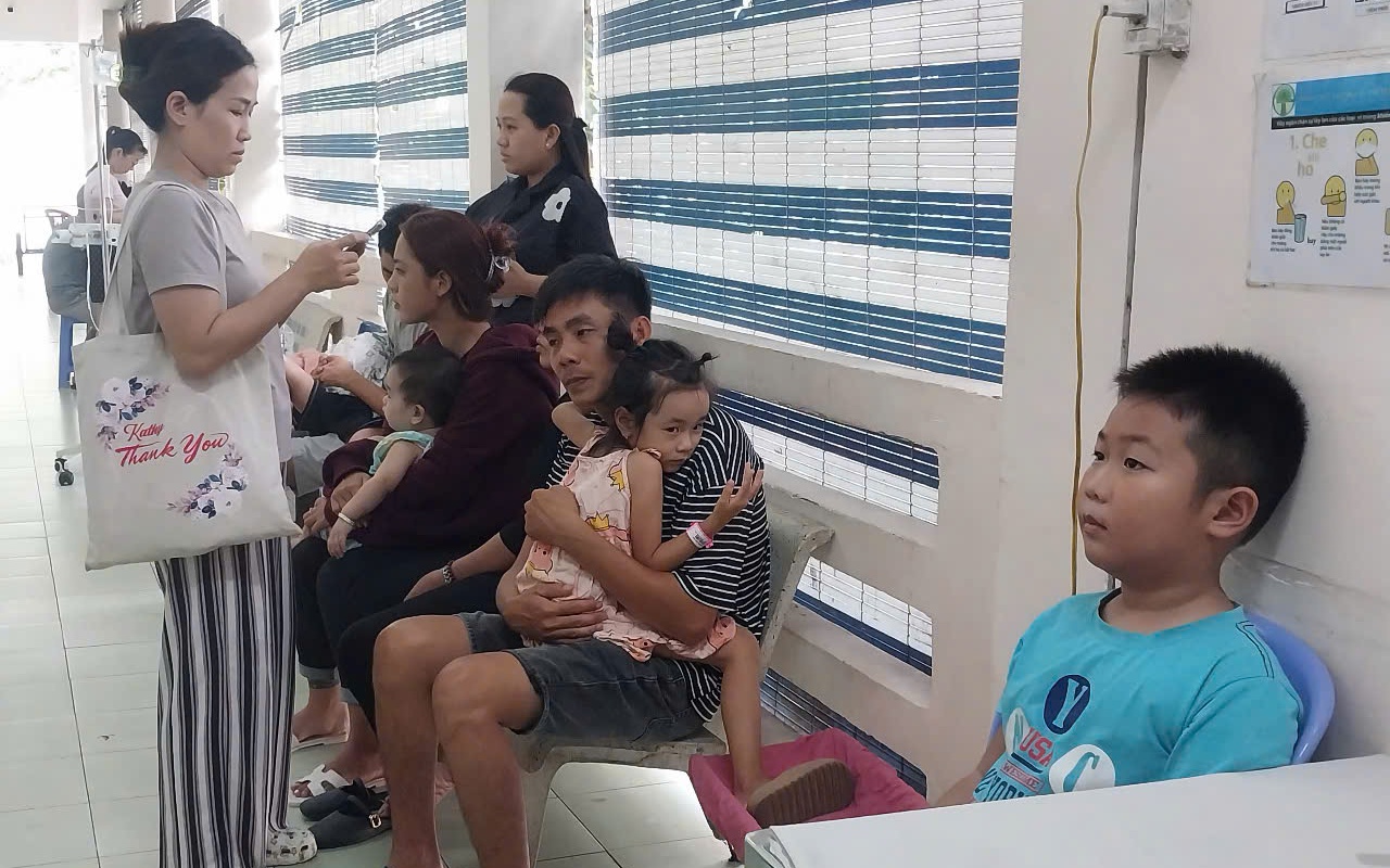 Ca sốt xuất huyết nặng tăng mạnh, bệnh viện TP.HCM kê thêm giường