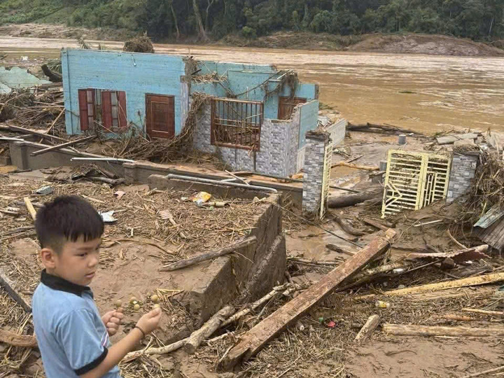 Mỹ Lý sau một ngày bị lũ cày nát: Người dân bới bùn tìm lại cuộc sống đã mất - Ảnh 13. Mỹ Lý sau một ngày bị lũ cày nát: Người dân bới bùn tìm lại cuộc sống đã mất - Ảnh 13.