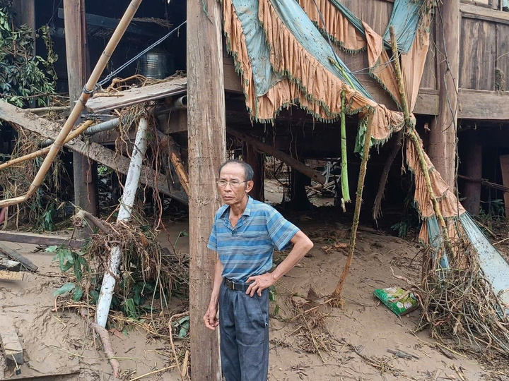 Mỹ Lý sau một ngày bị lũ cày nát: Người dân bới bùn tìm lại cuộc sống đã mất - Ảnh 14. Mỹ Lý sau một ngày bị lũ cày nát: Người dân bới bùn tìm lại cuộc sống đã mất - Ảnh 14.