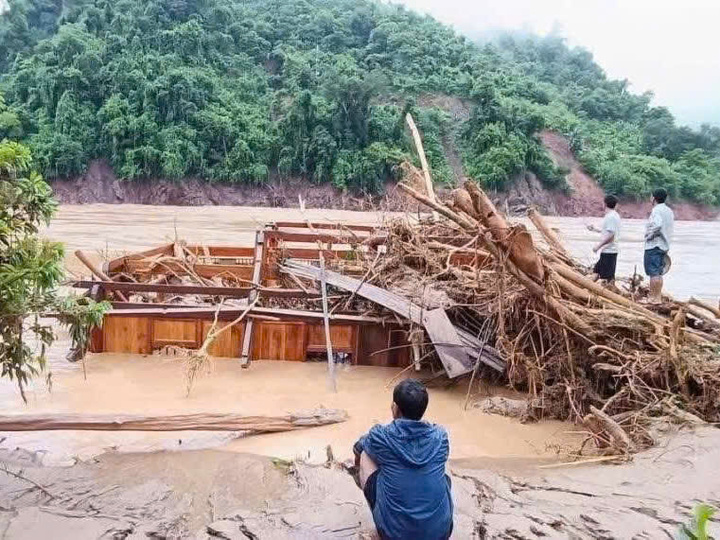 Mỹ Lý sau một ngày bị lũ cày nát: Người dân bới bùn tìm lại cuộc sống đã mất - Ảnh 7. Mỹ Lý sau một ngày bị lũ cày nát: Người dân bới bùn tìm lại cuộc sống đã mất - Ảnh 7.