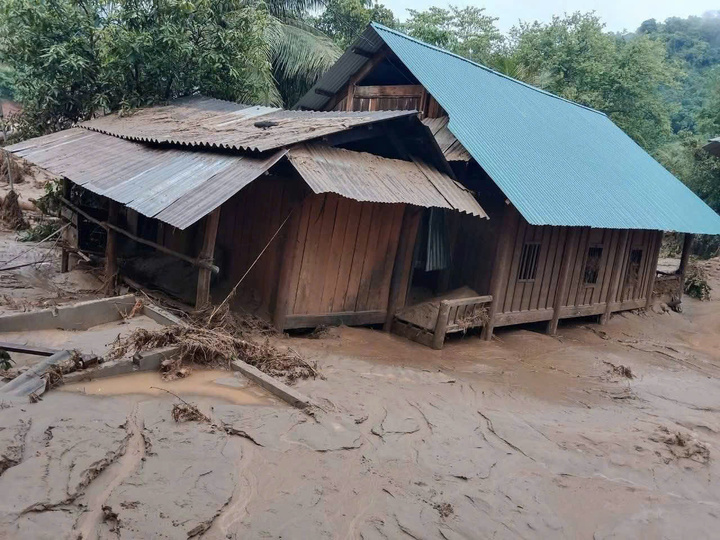 Mỹ Lý sau một ngày bị lũ cày nát: Người dân bới bùn tìm lại cuộc sống đã mất - Ảnh 5. Mỹ Lý sau một ngày bị lũ cày nát: Người dân bới bùn tìm lại cuộc sống đã mất - Ảnh 5.