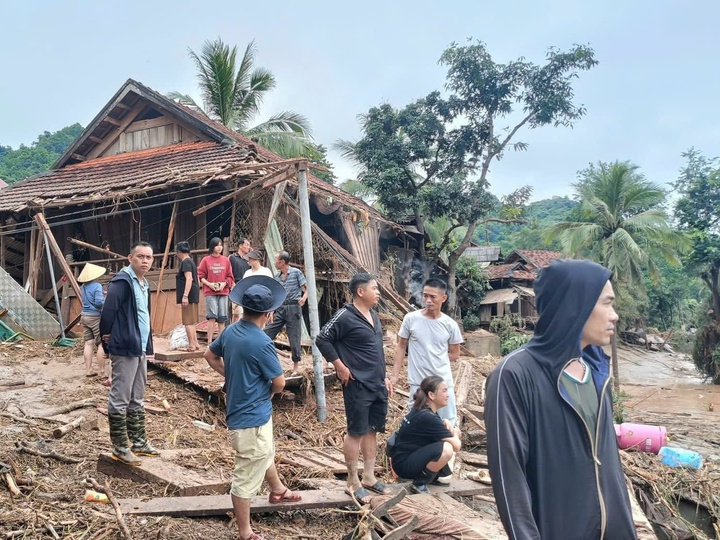 Mỹ Lý sau một ngày bị lũ cày nát: Người dân bới bùn tìm lại cuộc sống đã mất - Ảnh 12. Mỹ Lý sau một ngày bị lũ cày nát: Người dân bới bùn tìm lại cuộc sống đã mất - Ảnh 12.