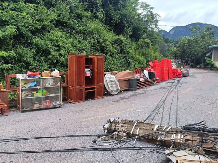 Mỹ Lý sau một ngày bị lũ cày nát: Người dân bới bùn tìm lại cuộc sống đã mất - Ảnh 8. Mỹ Lý sau một ngày bị lũ cày nát: Người dân bới bùn tìm lại cuộc sống đã mất - Ảnh 8.