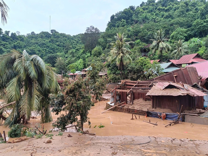 Mỹ Lý sau một ngày bị lũ cày nát: Người dân bới bùn tìm lại cuộc sống đã mất - Ảnh 15. Mỹ Lý sau một ngày bị lũ cày nát: Người dân bới bùn tìm lại cuộc sống đã mất - Ảnh 15.