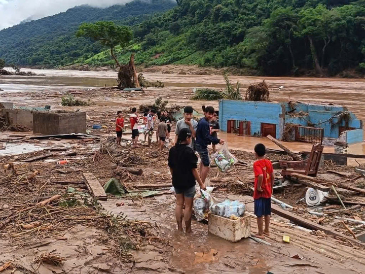 Mỹ Lý sau một ngày bị lũ cày nát: Người dân bới bùn tìm lại cuộc sống đã mất - Ảnh 11. Mỹ Lý sau một ngày bị lũ cày nát: Người dân bới bùn tìm lại cuộc sống đã mất - Ảnh 11.