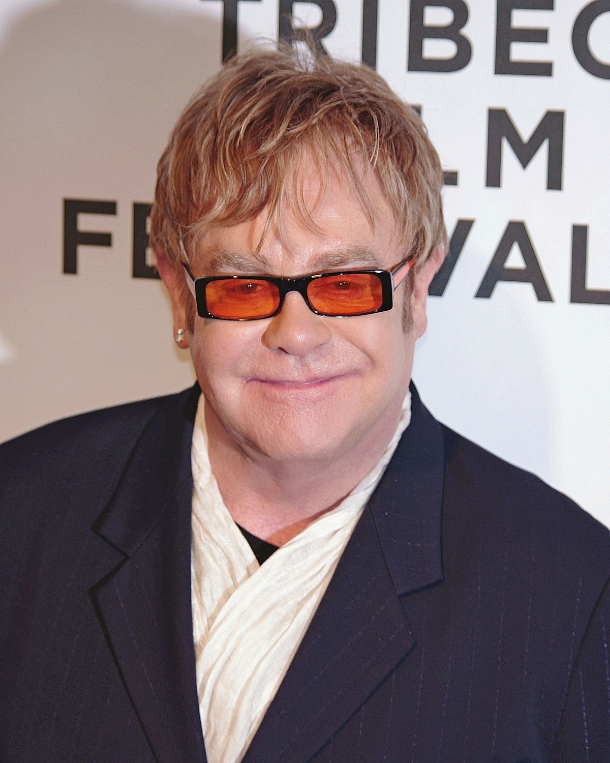 1200px-eltonjohn2011shankbone-1753413078491431274372-1753433361216-17534333663671253536390.jpg