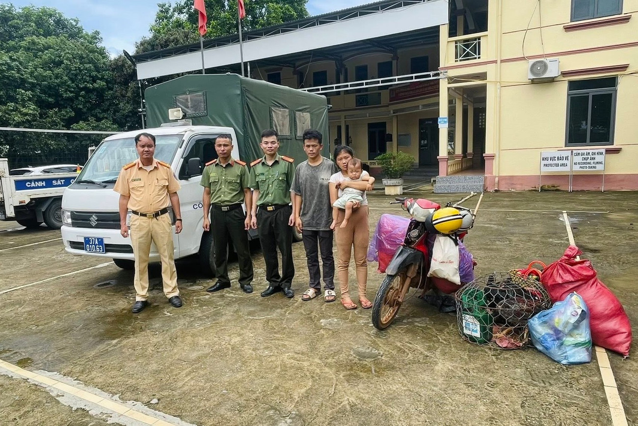 Băng mưa lũ về quê, cả gia đình bị thả giữa đường quốc lộ ngập nước - Ảnh 1.
