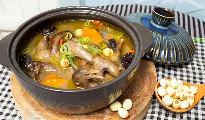 Cách làm bồ câu hầm hạt sen thơm ngon, cực dễ - Ảnh 1.