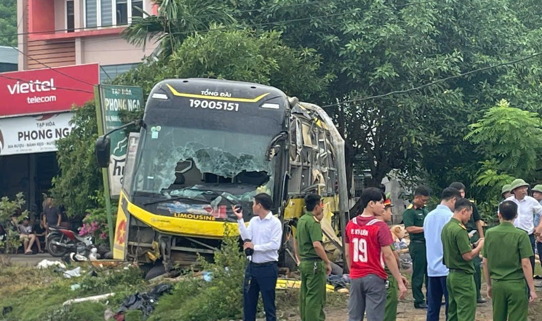 Thông tin bất ngờ liên quan xe khách bị lật ở Hà Tĩnh khiến 10 người tử vong - Ảnh 1.