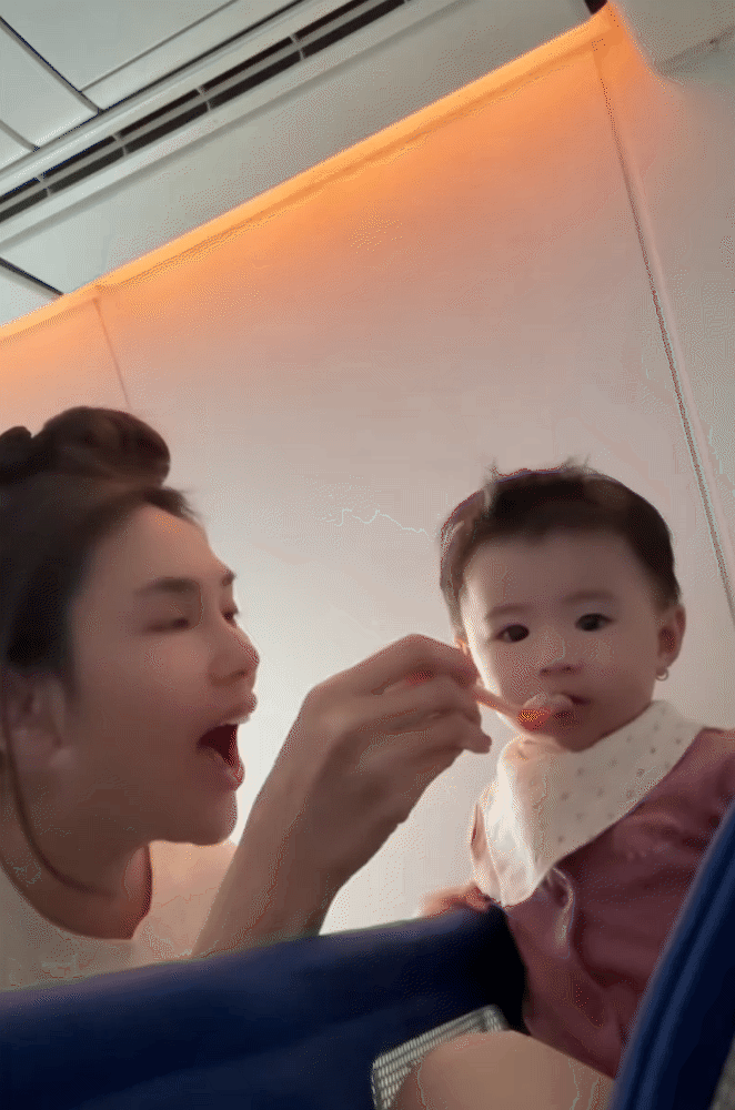Võ Hoàng Yến chuẩn bị kỹ càng từ A-Z để đưa bé Nubi bay 18 tiếng sang Mỹ, hội mẹ bỉm soi ngay thấy chiếc thìa Võ Hoàng Yến chuẩn bị kỹ càng từ A-Z để đưa bé Nubi bay 18 tiếng sang Mỹ, hội mẹ bỉm soi ngay thấy chiếc thìa