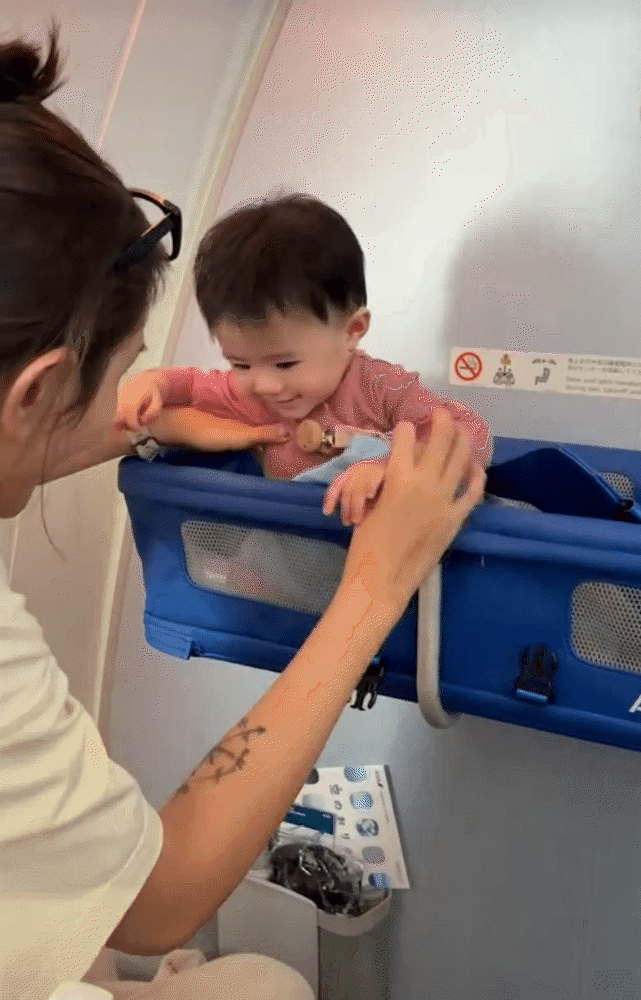 Võ Hoàng Yến chuẩn bị kỹ càng từ A-Z để đưa bé Nubi bay 18 tiếng sang Mỹ, hội mẹ bỉm soi ngay thấy chiếc thìa Võ Hoàng Yến chuẩn bị kỹ càng từ A-Z để đưa bé Nubi bay 18 tiếng sang Mỹ, hội mẹ bỉm soi ngay thấy chiếc thìa