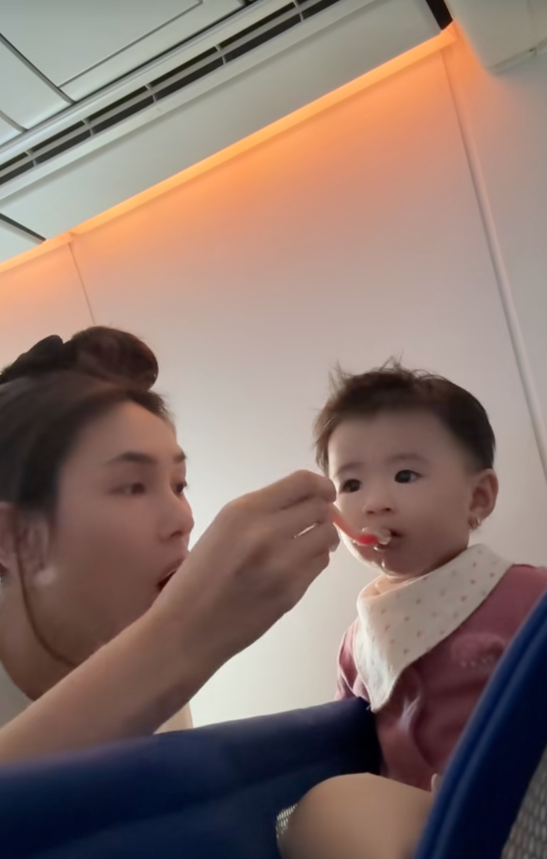 Võ Hoàng Yến chuẩn bị kỹ càng từ A-Z để đưa bé Nubi bay 18 tiếng sang Mỹ, hội mẹ bỉm soi ngay thấy chiếc thìa Võ Hoàng Yến chuẩn bị kỹ càng từ A-Z để đưa bé Nubi bay 18 tiếng sang Mỹ, hội mẹ bỉm soi ngay thấy chiếc thìa