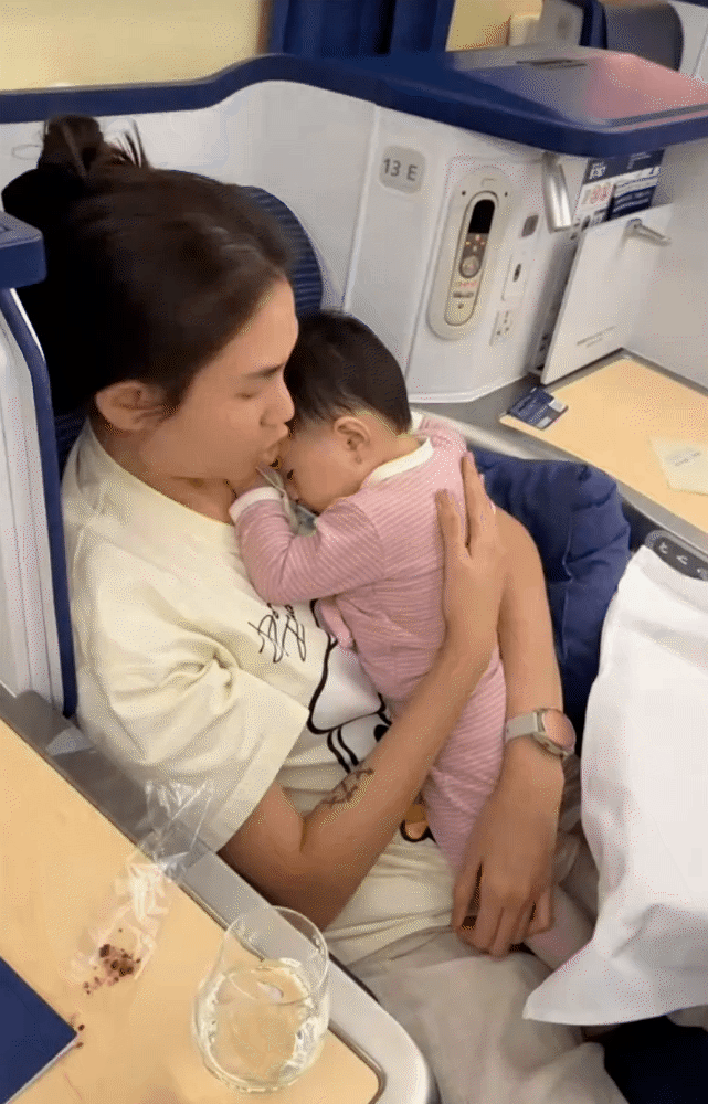 Võ Hoàng Yến chuẩn bị kỹ càng từ A-Z để đưa bé Nubi bay 18 tiếng sang Mỹ, hội mẹ bỉm soi ngay thấy chiếc thìa Võ Hoàng Yến chuẩn bị kỹ càng từ A-Z để đưa bé Nubi bay 18 tiếng sang Mỹ, hội mẹ bỉm soi ngay thấy chiếc thìa
