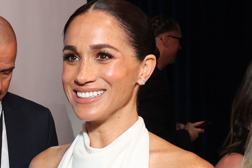 Meghan Markle sắp ra hồi ký tiết lộ bí mật hoàng gia? Cái giá có thể lên tới hàng chục triệu bảng- Ảnh 1.