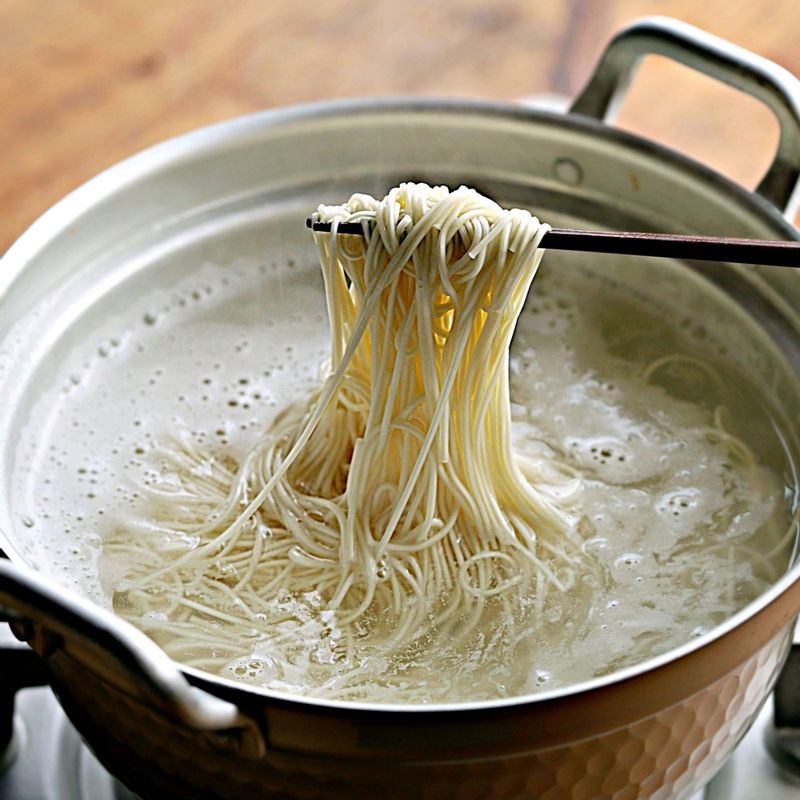 Ngày chán cơm, cứ nấu 1 tô mì theo cách này đảm bảo cả nhà ăn hết sạch và khen ngon không ngớt - Ảnh 5. Ngày chán cơm, cứ nấu 1 tô mì theo cách này đảm bảo cả nhà ăn hết sạch và khen ngon không ngớt - Ảnh 5.