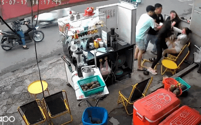 Vụ chủ quán ăn bị hành hung trên phố ở TP.HCM: Đối tượng đánh người xin lỗi, nói do áp lực cuộc sống? - Ảnh 1.