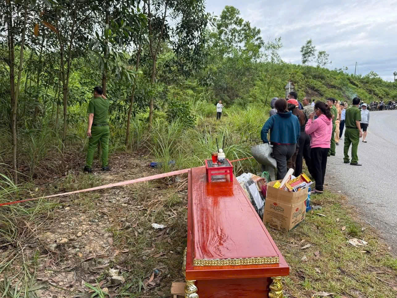 Hy hữu: Ngã xe rơi xuống cống, nam thanh niên nằm chồng lên thi thể có cùng ngày tháng năm sinh với mình - Ảnh 1.